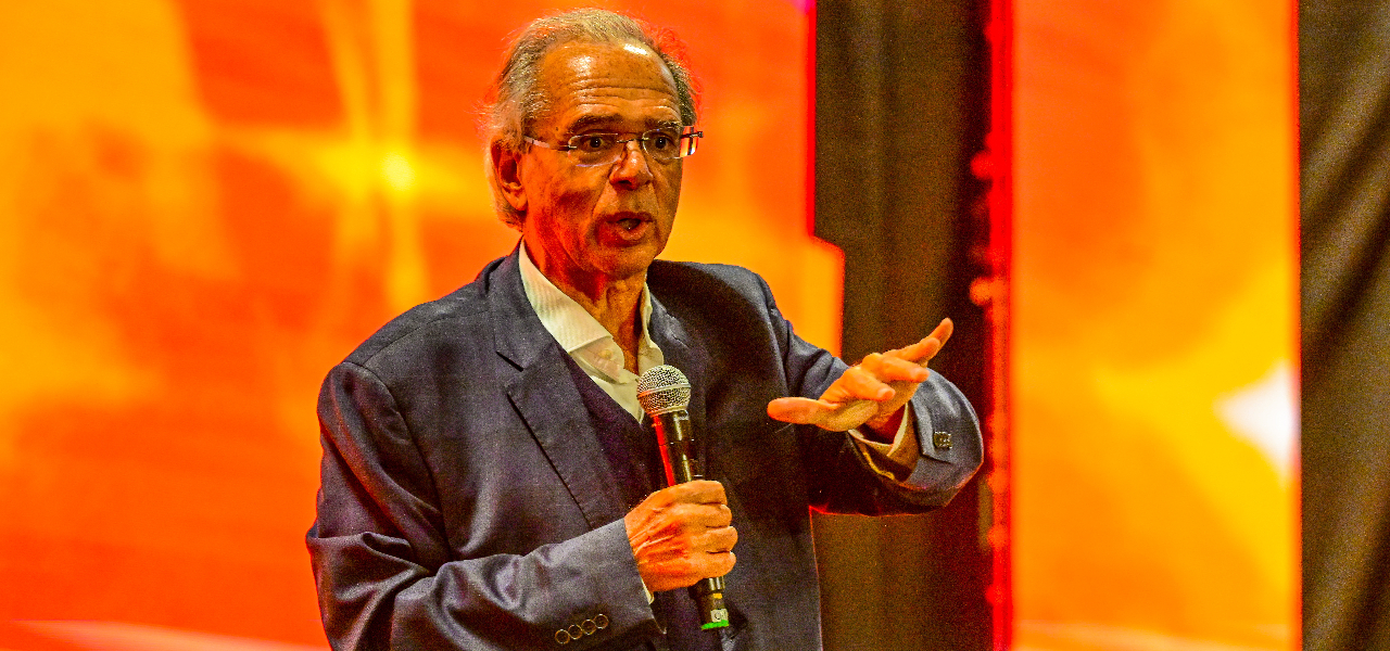 Paulo Guedes discursa no primeiro dia do Vale Finanças, realizado no espaço de eventos do Vale Sul Shopping, em São José dos Campos