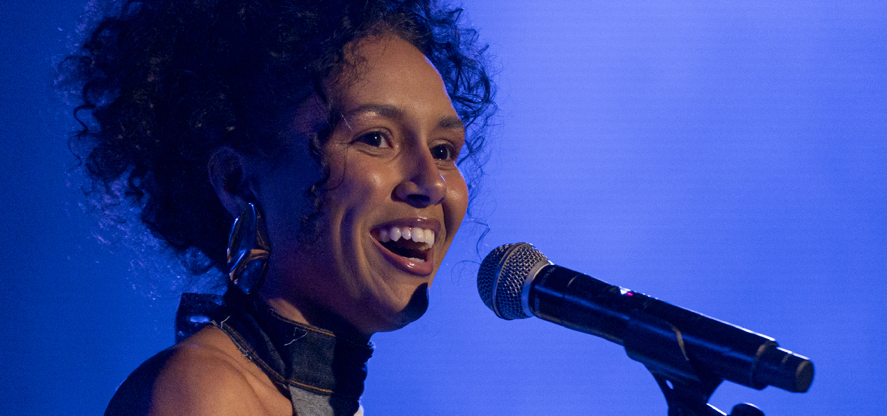 A cantora Nina Oliveira apresenta músicas de seu EP “Tocou um Forró” e mais gravações de outros compositores em show no SESC Santo Amaro, em SP